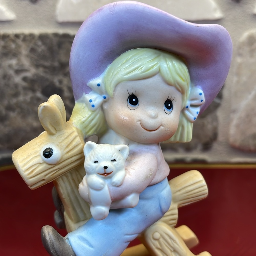 HOMCO  #1417 LITTLE COWGIRL 🤠 ON ROCKING HORSE 🐎 HOLDING A KITTEN. PINK,BLUE